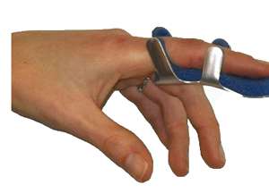 STECCA PER FRATTURA DITA A RANETTA FARMASPLINT MISURA PICCOLA IN ALLUMINIO MODELLABILE CON IMBOTTITURA IN SPUGNA POLIURETANICA ANTIALLERGICA RADIOTRASPARENTE 8 CM 1 PEZZO
